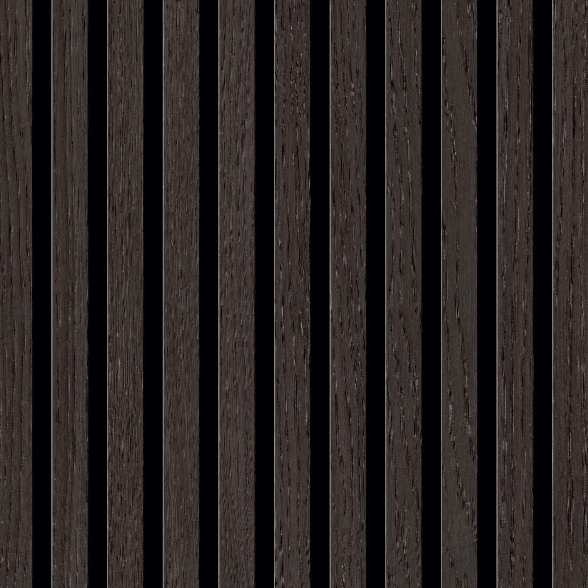 Dunkle Holzlamellen ordnen sich vertikal, bilden gleichmäßige schmale schwarze Zwischenräume; ergibt ein regelmäßiges Streifenmuster auf einer flachen Oberfläche, ähnlich einer Wand- oder Deckenverkleidung.