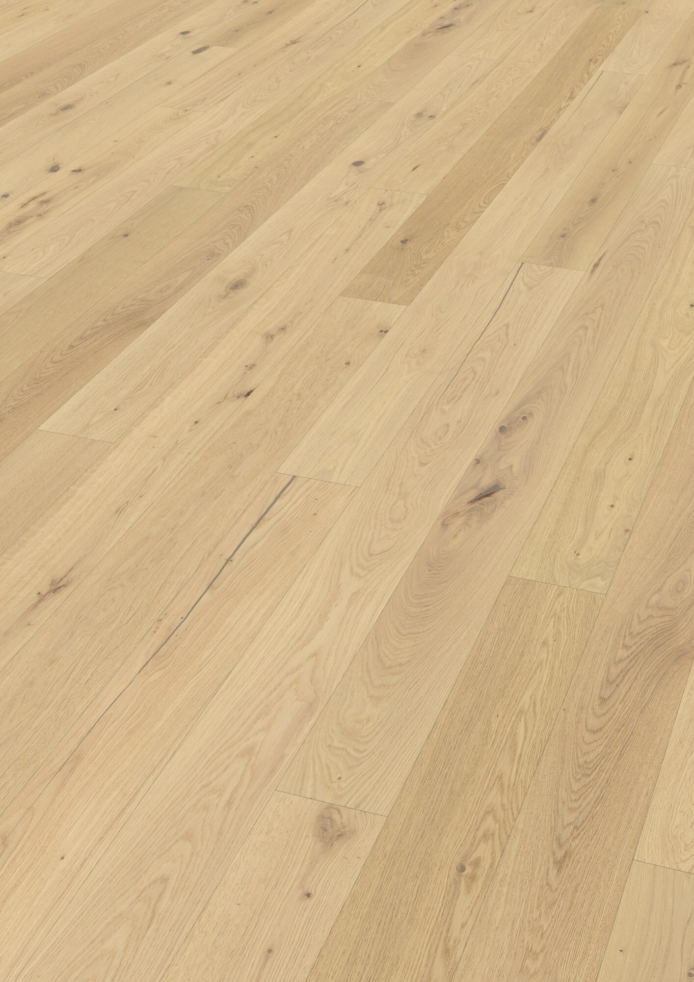 Helle Eichenholzdielen bilden eine gleichmäßig verlegte Parkettfläche, zeigen natürliche Maserungen, Knoten und Farbvariationen und erstrecken sich diagonal in einem schlichten, gut beleuchteten Innenraum.