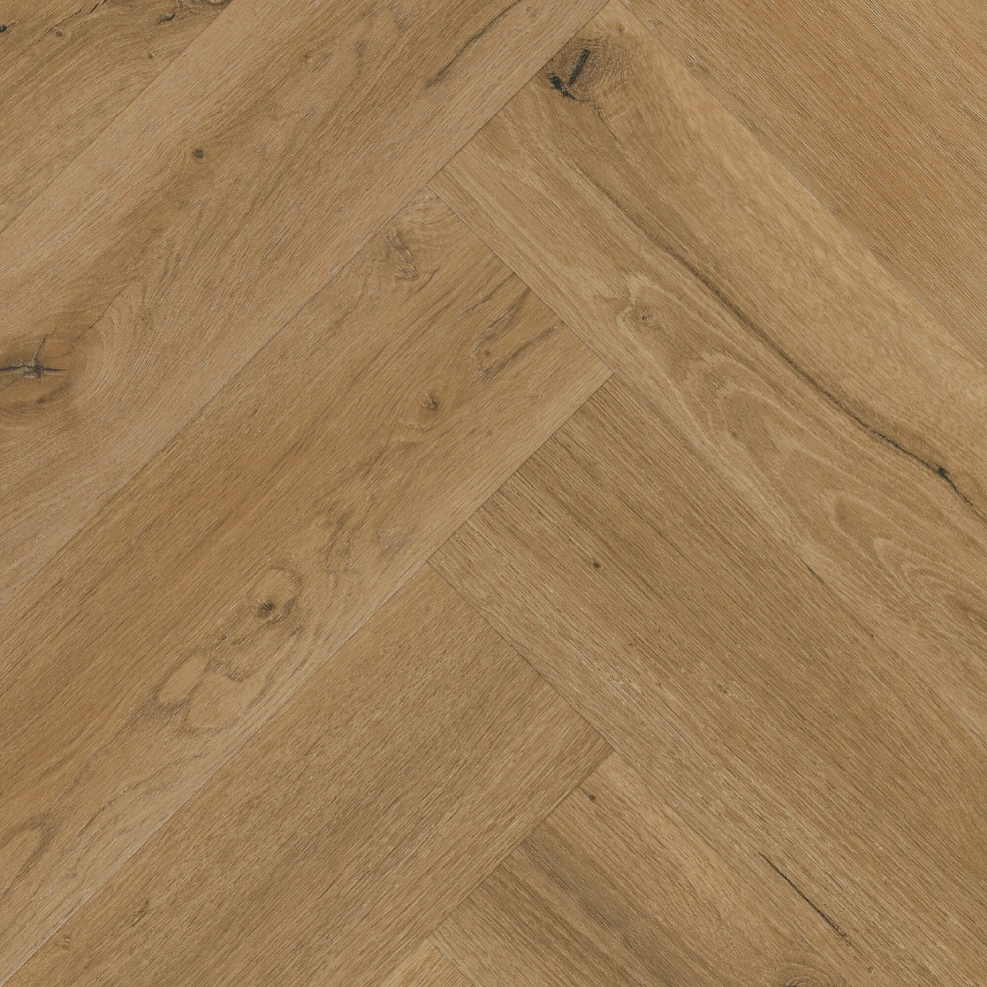 Holzdielen aus Eiche in einem Fischgrätmuster verlegt, zeigen natürliche Maserung, Astlöcher und helle honigbraune Töne; glatte, matte Oberfläche ohne weitere Gegenstände.
