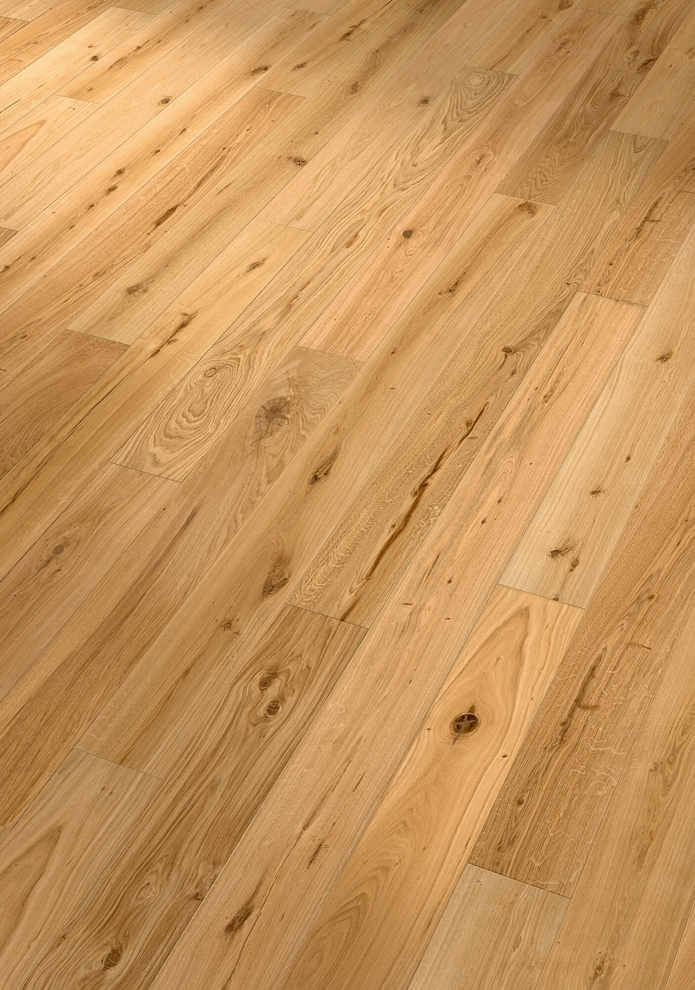 Helle Eichenholzdielen verlaufen diagonal über den Boden, zeigen deutliche Maserungen und Knoten; Oberfläche glatt und warmtonig, Licht betont die natürliche Holzstruktur.