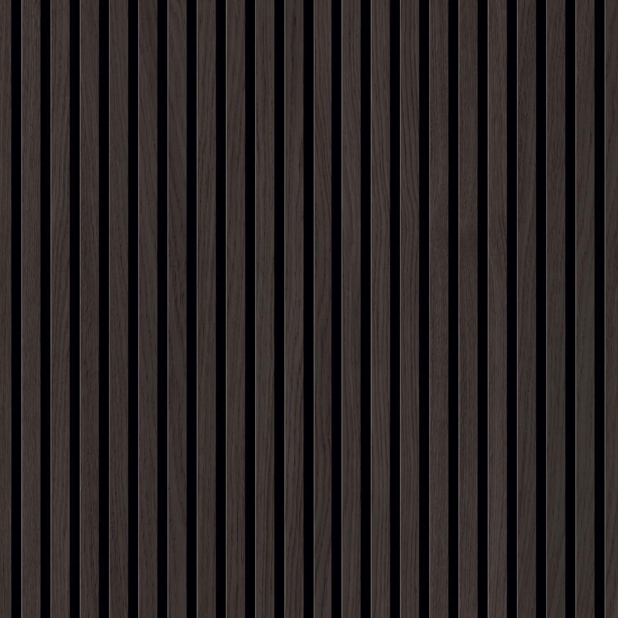 Dunkle, schmale Holzlatten reihen sich vertikal aneinander; sie stehen parallel mit schmalen schwarzen Zwischenräumen und bilden eine gleichmäßig gerillte Wandfläche in neutraler Beleuchtung.