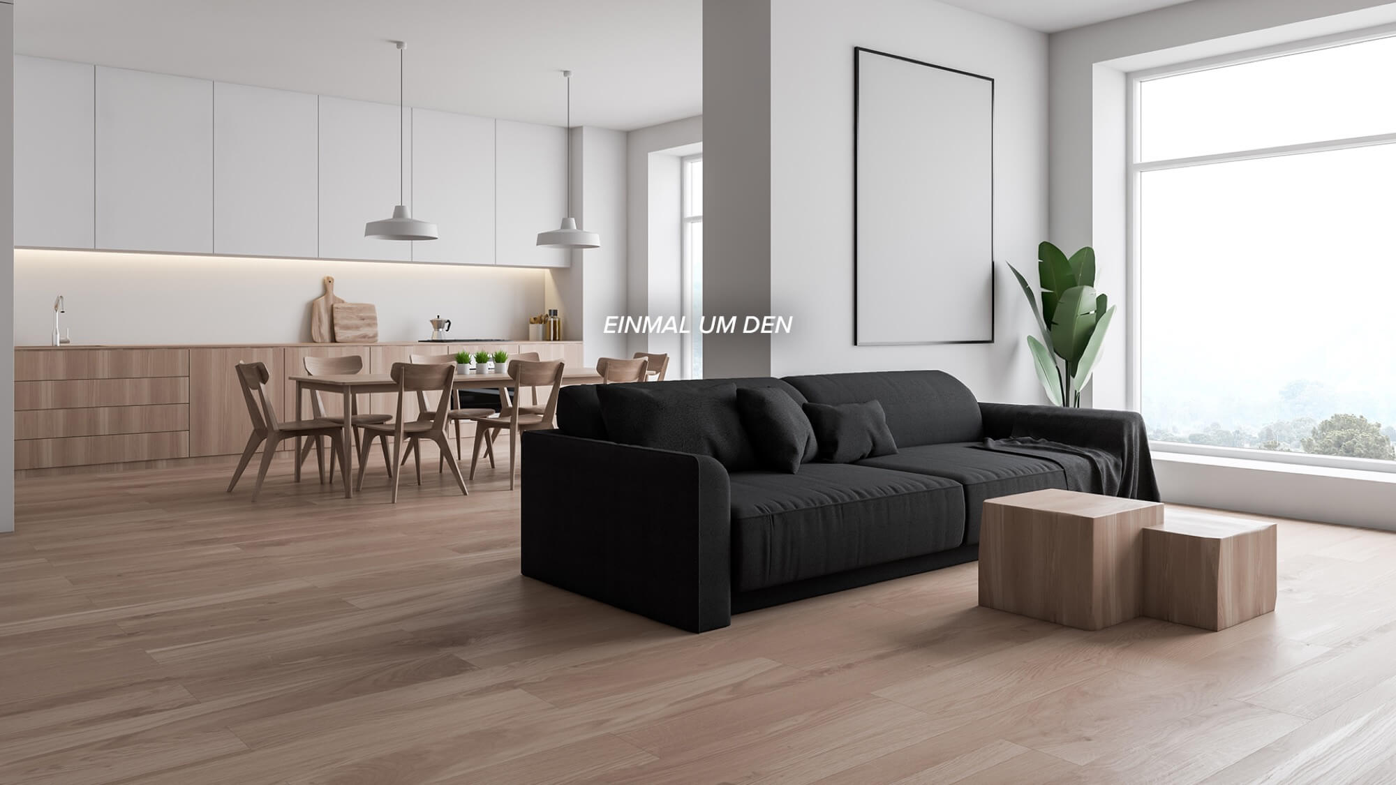 Schwarzes Sofa steht mittig im hellen, offenen Wohnbereich; zwei hölzerne Würfeltische davor, offene Küche mit Holz-Esstisch und Stühlen im Hintergrund, großes Fenster und Zimmerpflanze am Rand. Text im Bild: EINMAL UM DEN