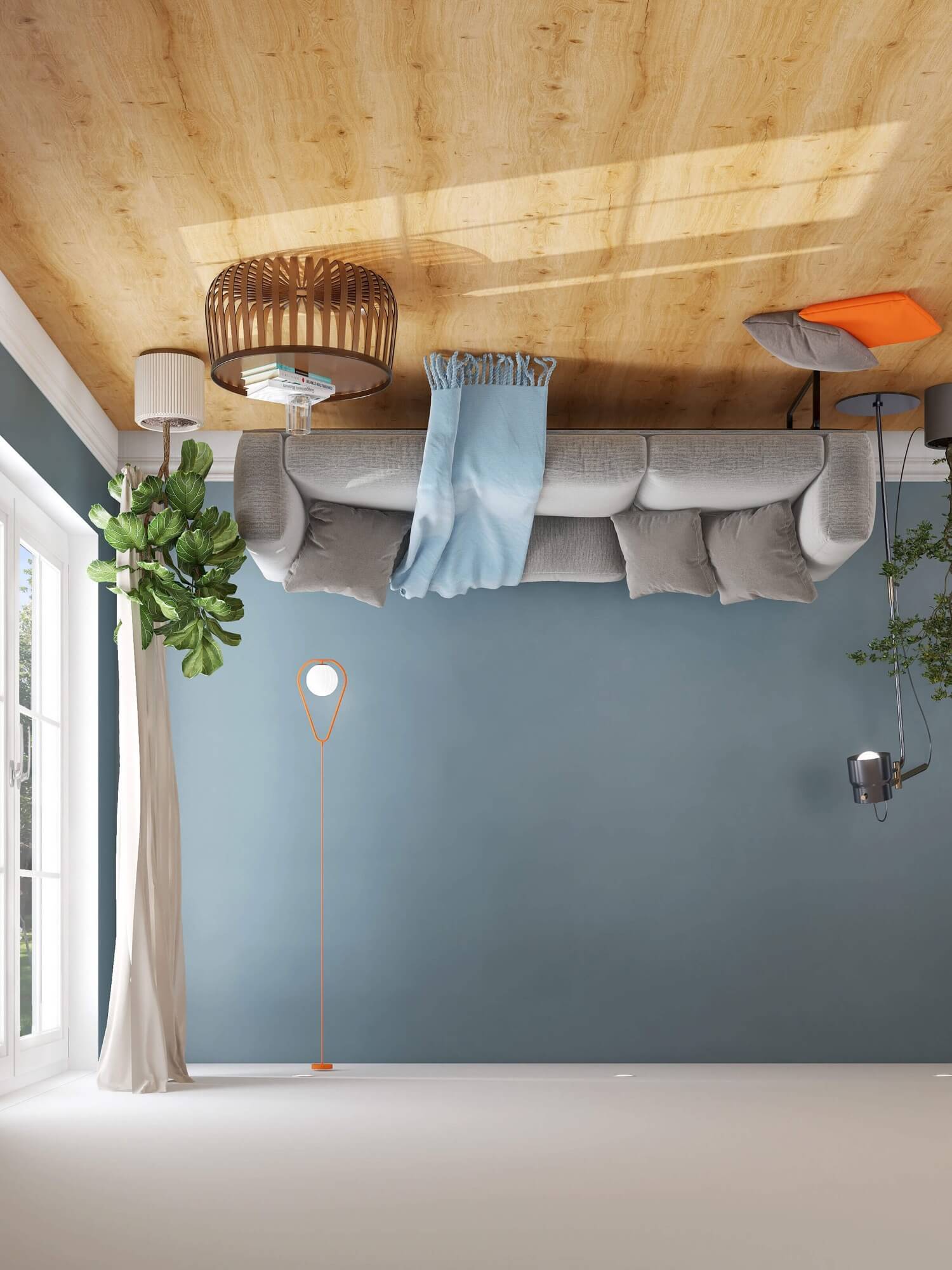 Graues Sofa steht vor einer blauen Wand; ein hellblaues Plaid hängt über der Rückenlehne. Holzboden, großes Fenster mit Vorhang links, Zimmerpflanze, Steh- und Hängeleuchten sowie orange Kissen.